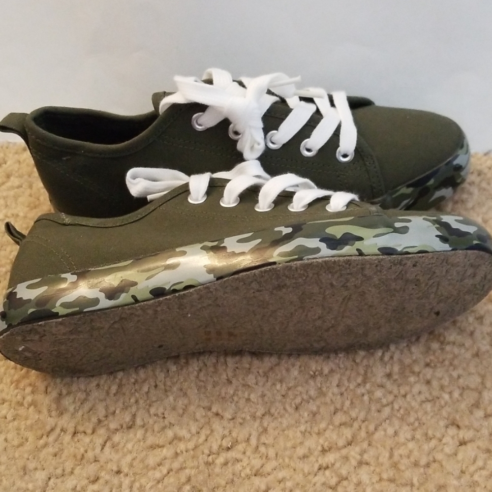 NWOT Girls canvas shoes Size 4 Fatigues